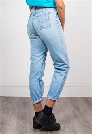 90'S VINTAGE LIGHT BLUE LEVI'S MOM STYLE HIGH WAIST JEANS