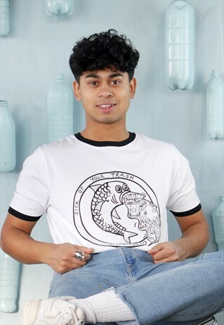 ORGANIC RAGLAN T-SHIRT IN WHITE WITH PLASTIC PUKE FISH