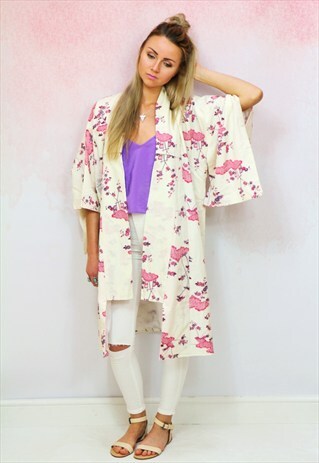 1970S VINTAGE TRADITIONAL JAPANESE QUARTER LENGTH KIMONO