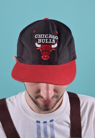 CHICAGO BULLS BLACK AND RED SNAP BACK CAP