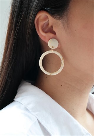 MINIMALIST 'TORTOISE SHELL' RESIN DANGLE HOOP EARRINGS CREAM