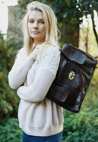 LEATHER SHOULDER BAG IN DARK BROWN