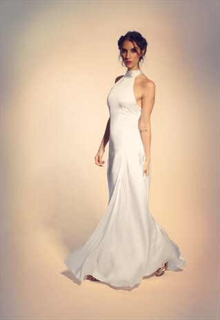WEDDING DRESS WITH OPEN BACK