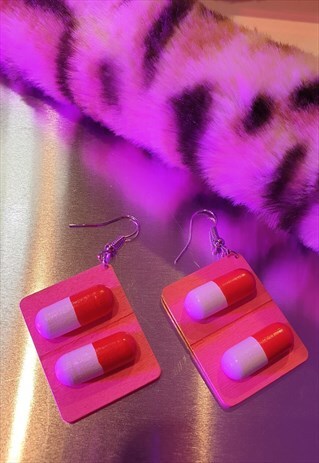 PILL EARRINGS IN RED