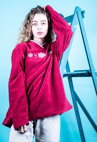 VINTAGE FLEECE SWEATER IN RED WITH A SNOW FLAKE EMBROIDERY