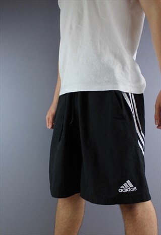 VINTAGE ADIDAS SHORTS IN BLACK WITH POCKETS AND EMBROIDERY.