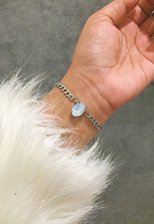 LUNAE. SOLITARY WHITE OVAL CRYSTAL BRACELET