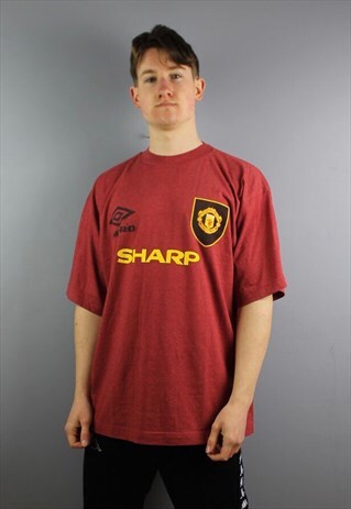 VINTAGE UMBRO MANCHESTER UNITED T-SHIRT IN RED WITH PRINT