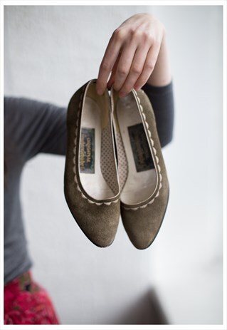 VINTAGE 60'S KHAKI SUEDE LOW-HEELED SHOES