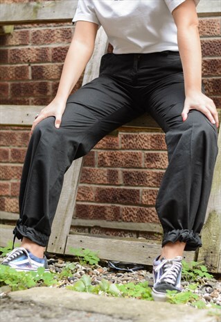 BOOTCUT SKATER CARGO TROUSERS IN BLACK