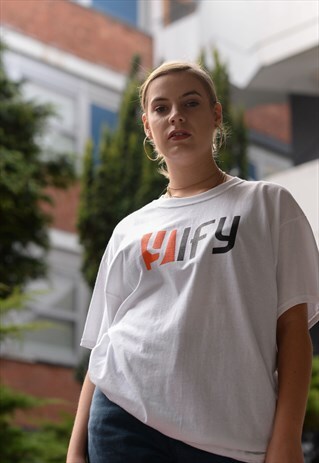 GRAPHIC LOGO T-SHIRT IN WHITE.
