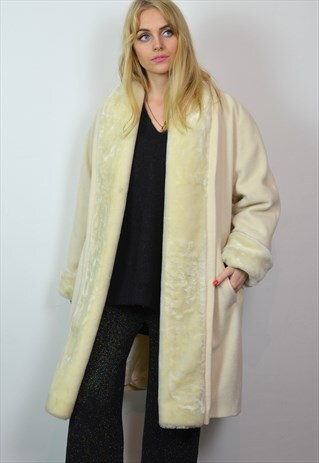 VINTAGE 90S OVERSIZED CREAM FAUX FUR COAT