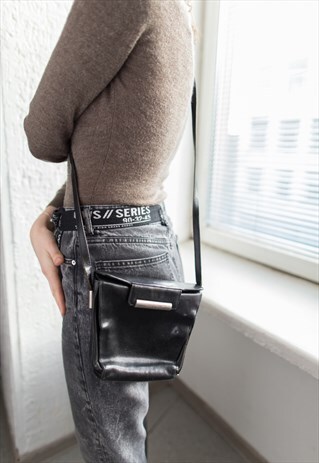 VINTAGE 80'S BLACK LEATHER TRAPEZE SHOULDER BAG