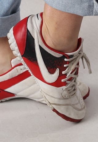 NIKE TRAINERS UK 5.5. US 6Y (FM3F)