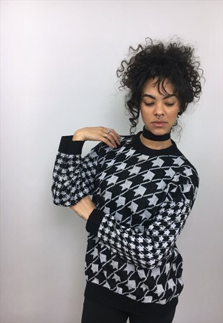 VINTAGE DOG TOOTH PATTERNED BLACK AND WHITE KNITTED JUMPER