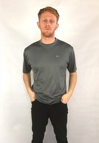 VINTAGE NIKE T SHIRT