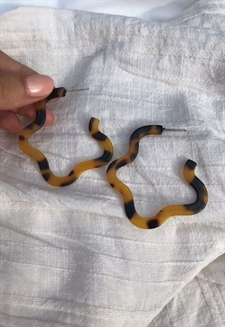 TORTOISESHELL SQUIGGLE HOOPS