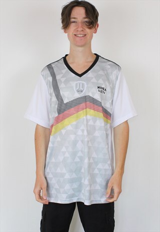 VINTAGE GERMANY FOOTBALL SHIRT IN WHITE WITH PRINT LOGO.