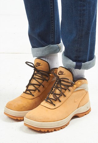 VINTAGE BROWN NIKE BOOTS SHOES