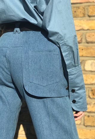 HIGH-WAISTED JEANS IN BLUE WITH BUTTON DETAILING