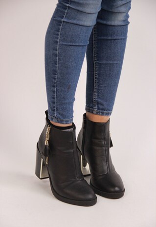 VINTAGE BLACK BOOTS