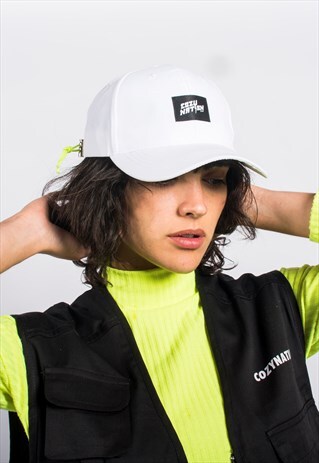 CAP IN WHITE WITH GREEN NEON TOGGLE AND EMBROIDERED PATCH.