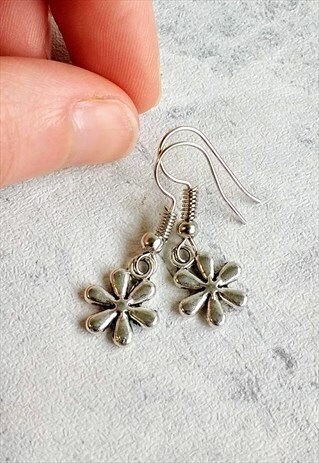 MINI RETRO DAISY FLOWER EARRINGS