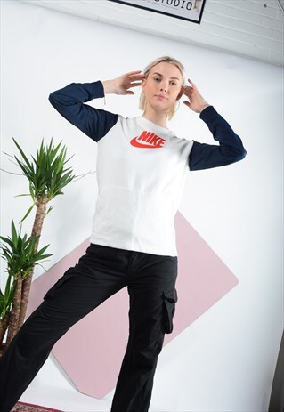 VINTAGE NIKE SWEATSHIRT IN WHITE WITH PRINT.