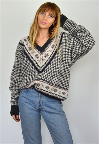 VINTAGE 90S BLACK & WHITE PATTERN KNITTED V NECK JUMPER