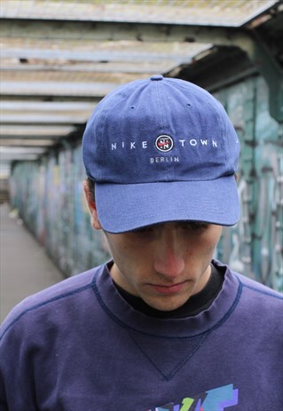DEADSTOCK VINTAGE 90S NIKE TOWN STRAP BACK CAP.