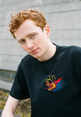 SHORT SLEEVED T-SHIRT IN BLACK WITH DRAGON EMBROIDERY