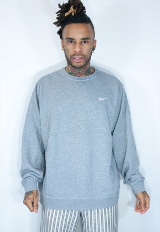 VINTAGE EMBROIDED NIKE SWEATSHIRT