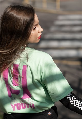 OVERSIZED T-SHIRT IN GREEN WITH GRAPHIC PRINT.