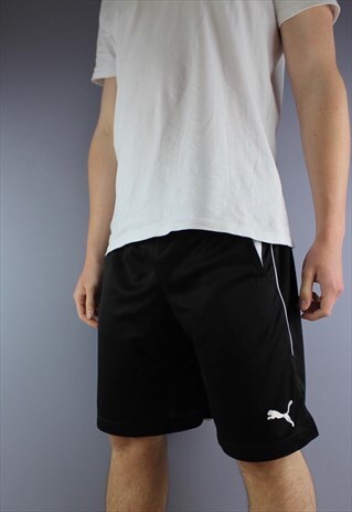 VINTAGE PUMA SHORTS IN BLACK WITH POCKETS AND PRINTING. HAS