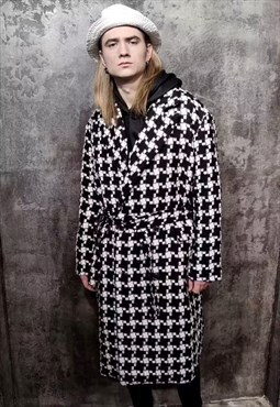Dog-tooth trench coat hounds-tooth Mac in chequered white