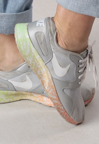 NIKE LIGHTWEIGHT TRAINERS UK 4.5. US 7 (M3D)