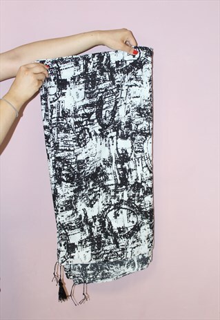 90'S STYLE GRUNGE EXTRA LARGE BLACK AND WHITE SCARF