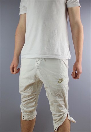VINTAGE NIKE 3/4 LENGTH SHORTS IN WHITE WITH POCKETS, EMBROI