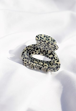 BLACK AND WHITE MINI OVAL CUT OUT MOTTLED CLAW CLIP