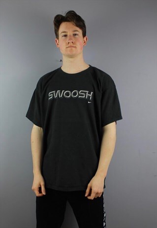 VINTAGE NIKE SWOOSH T-SHIRT IN BLACK WITH PRINTING