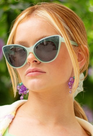 GREEN EXAGGERATED FRONT LENS CAT EYE SUNGLASSES