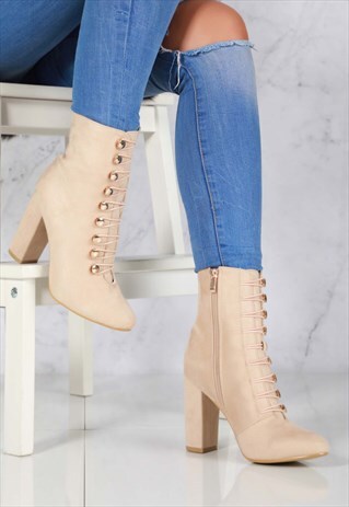 LACE UP DETAIL ANKLE BOOT IN WHITE