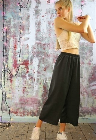CROPPED TROUSERS IN BLACK TEXTURED FABRIC