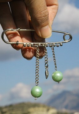 Stock silver big pin with chains/feather/green pearls