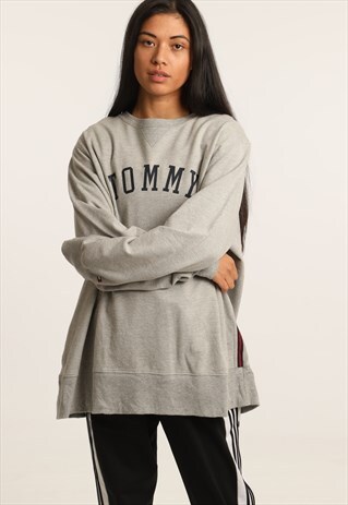 VINTAGE TOMMY HILFIGER PRINTED SPELLOUT SWEATSHIRT
