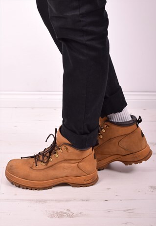 NIKE MENS VINTAGE BOOTS SIZE 9 BROWN 90'S