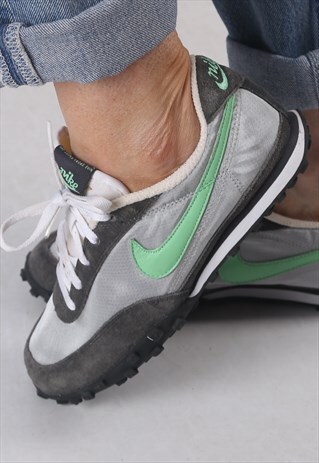 NIKE TRAINERS UK 4.5. US 7 (LACI)
