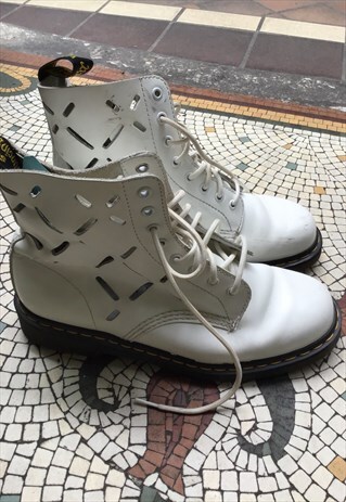 VINTAGE 90S 2K DR MARTENS WHITE SLASH SIDES RETRO