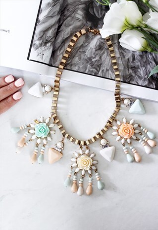 PASTEL FLOWER PEARL CHUNKY STATEMENT NECKLACE