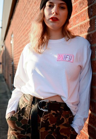 LONG SLEEVED PATCH T-SHIRT IN WHITE.